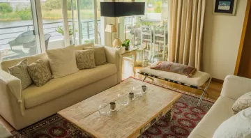 Американский уют: как правильно оформить гостиную с помощью мягкой мебели