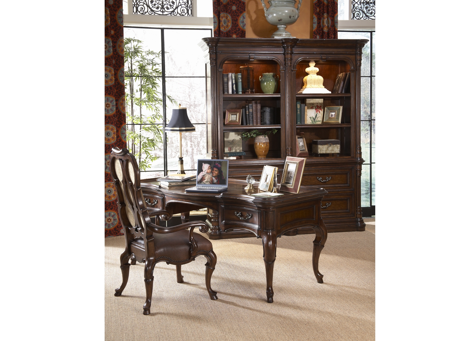 Стул с подлокотниками