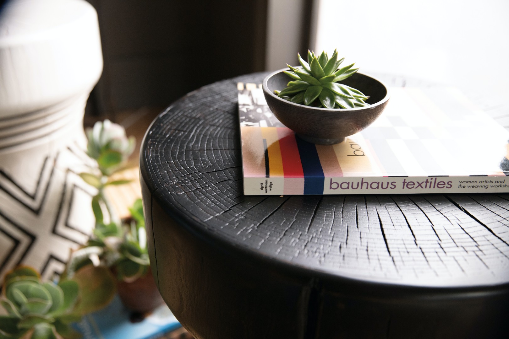 Стол придиванный Commerce & Market Carved Stump Side Table