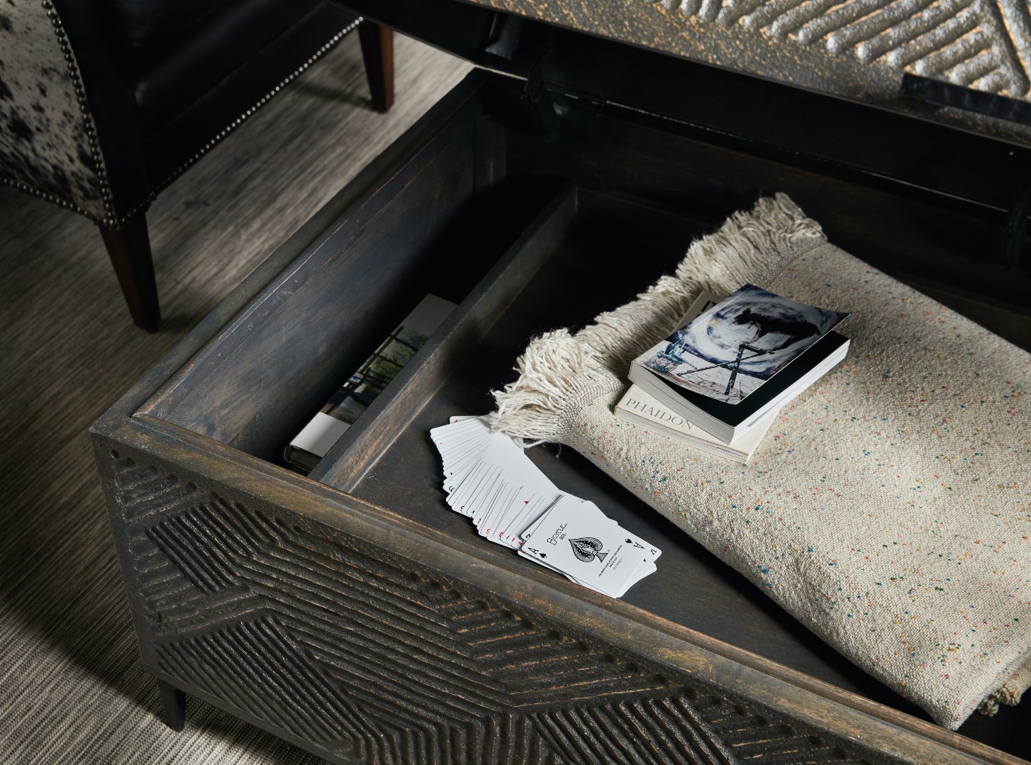 Стол коктейльный Commerce & Market Carved Chest Cocktail