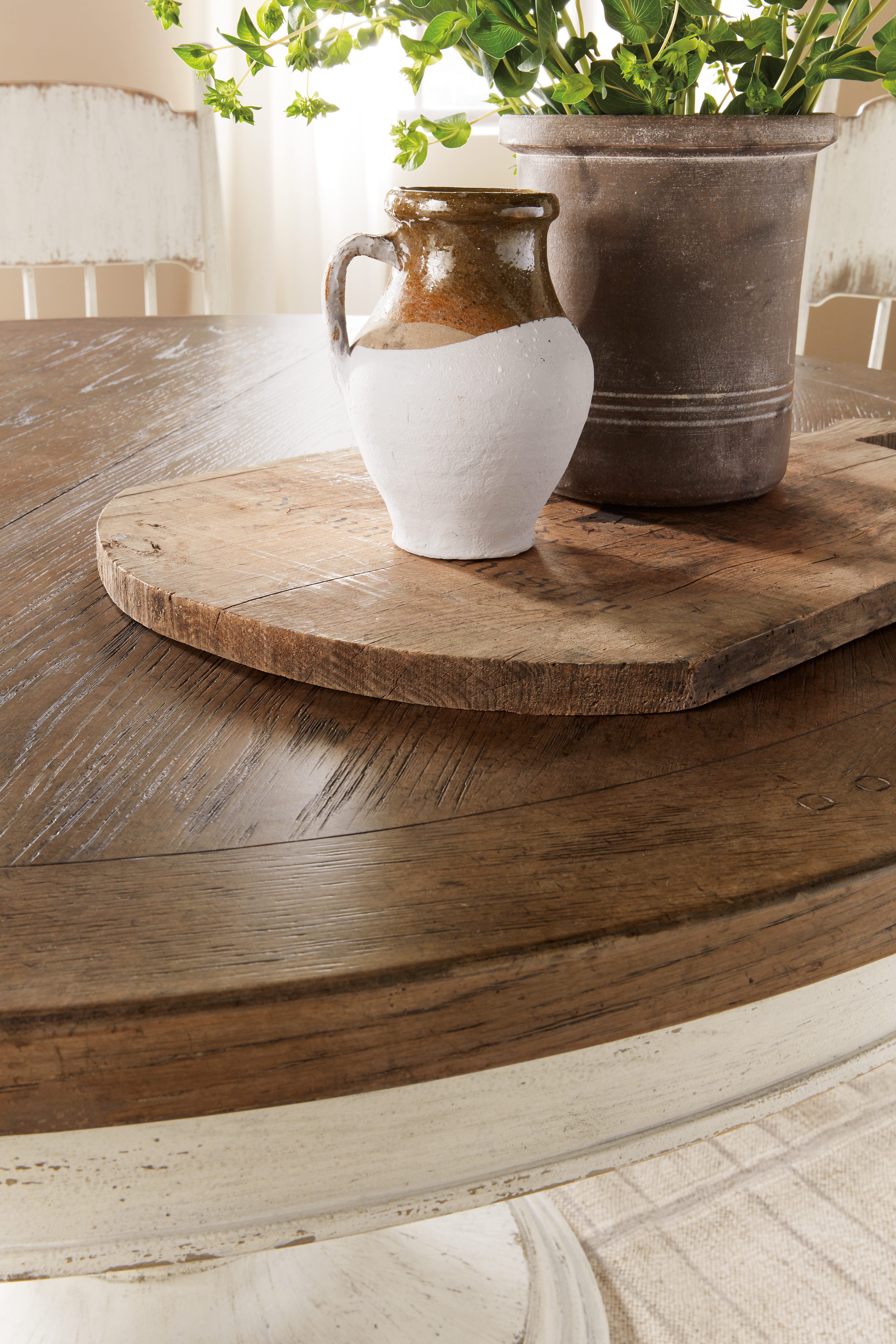 Стол обеденный круглый раскладной Americana Round Pedestal Dining Table w/1-22in leaf