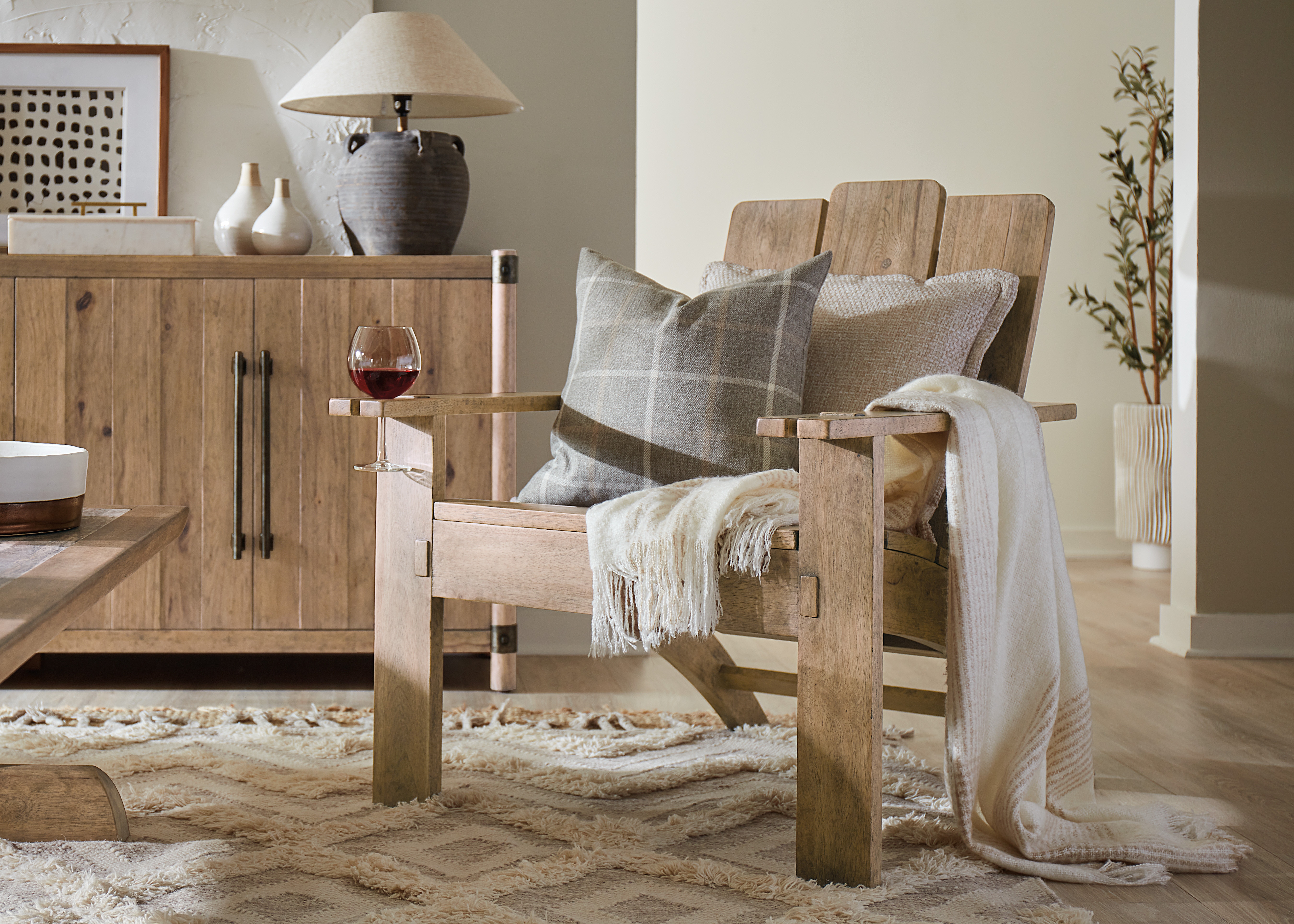 Стул с подлокотниками Vineyard Row Accent Chair