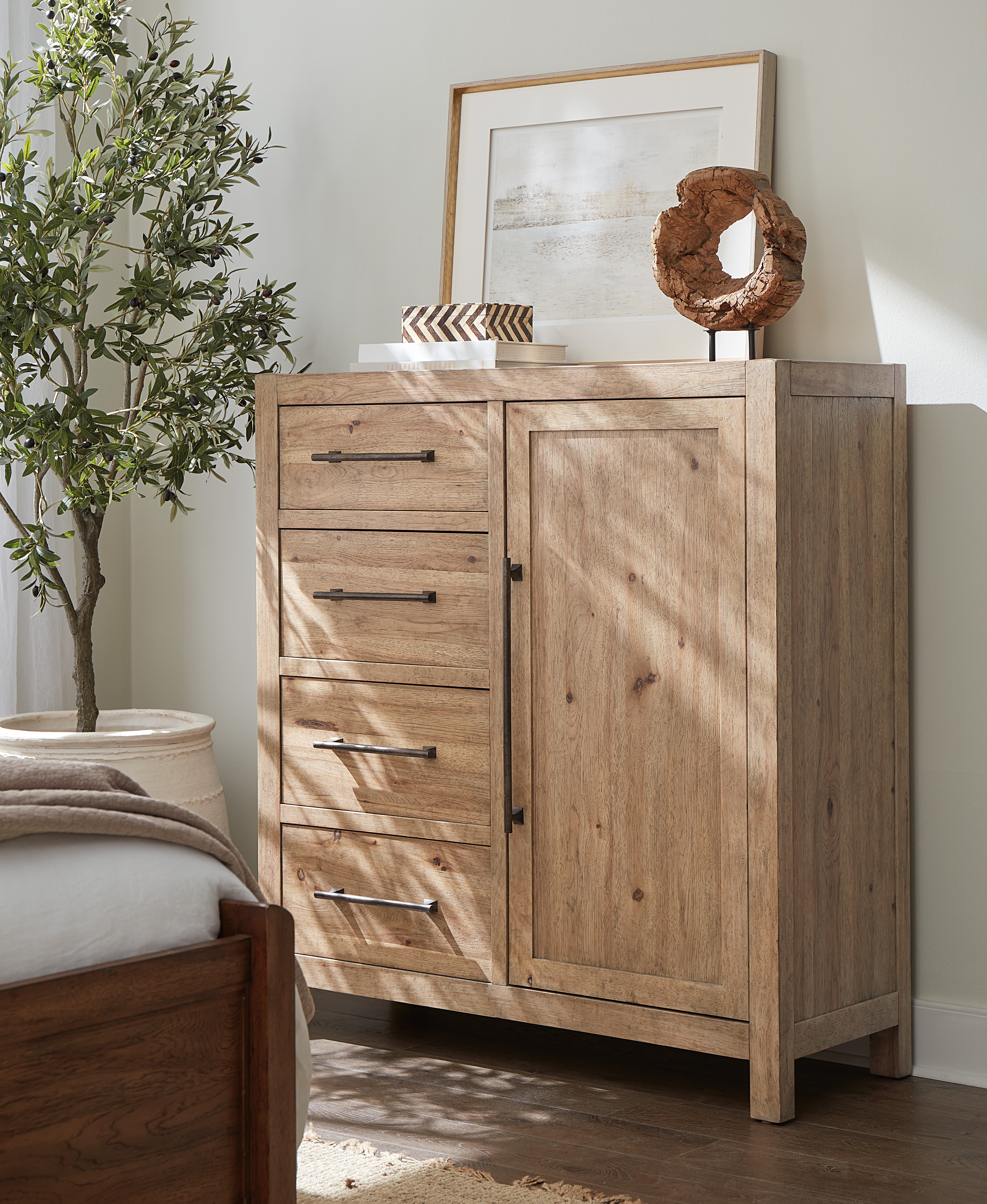Комод Vineyard Row Four-Drawer Door Chest