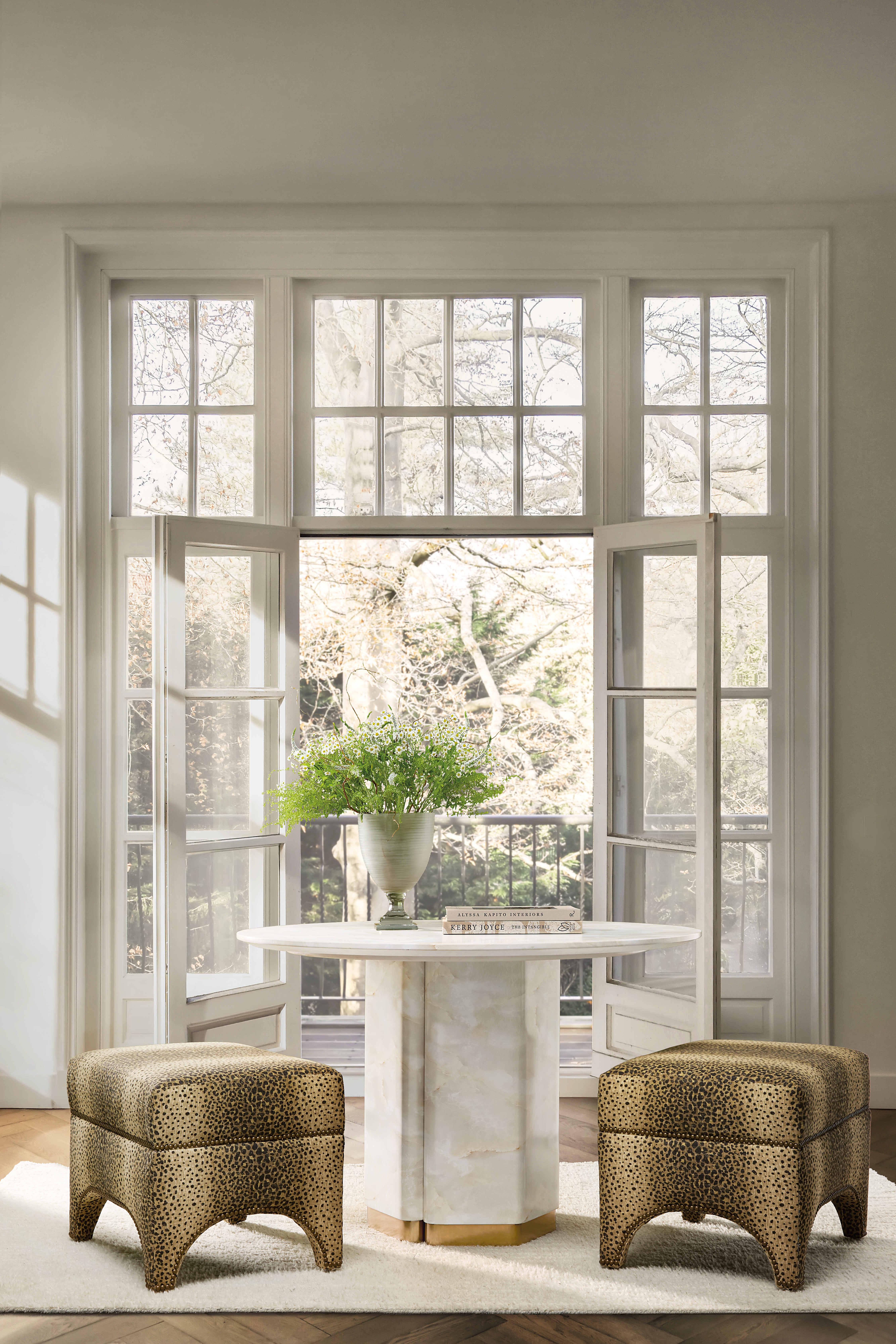 Стол круглый обеденный Eleana