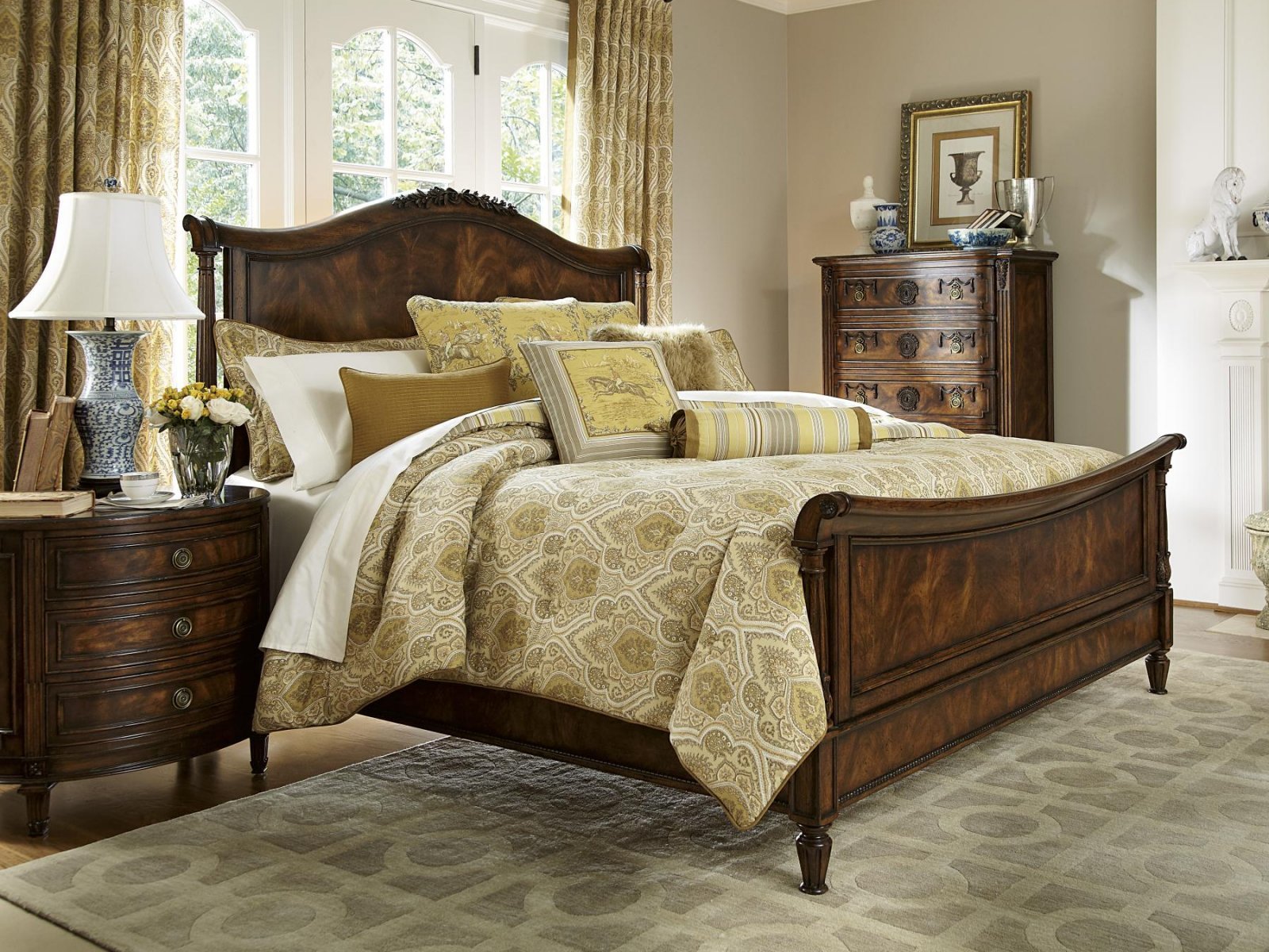 Комод высокий на ножках