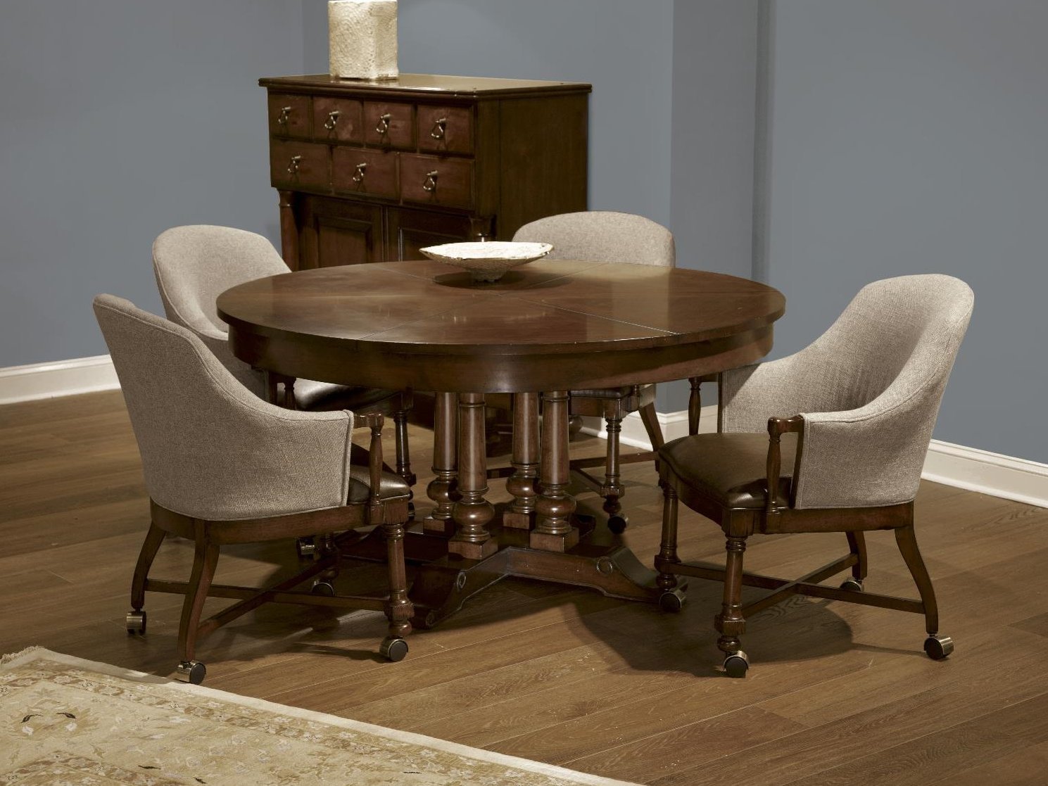 Кресло на колесиках