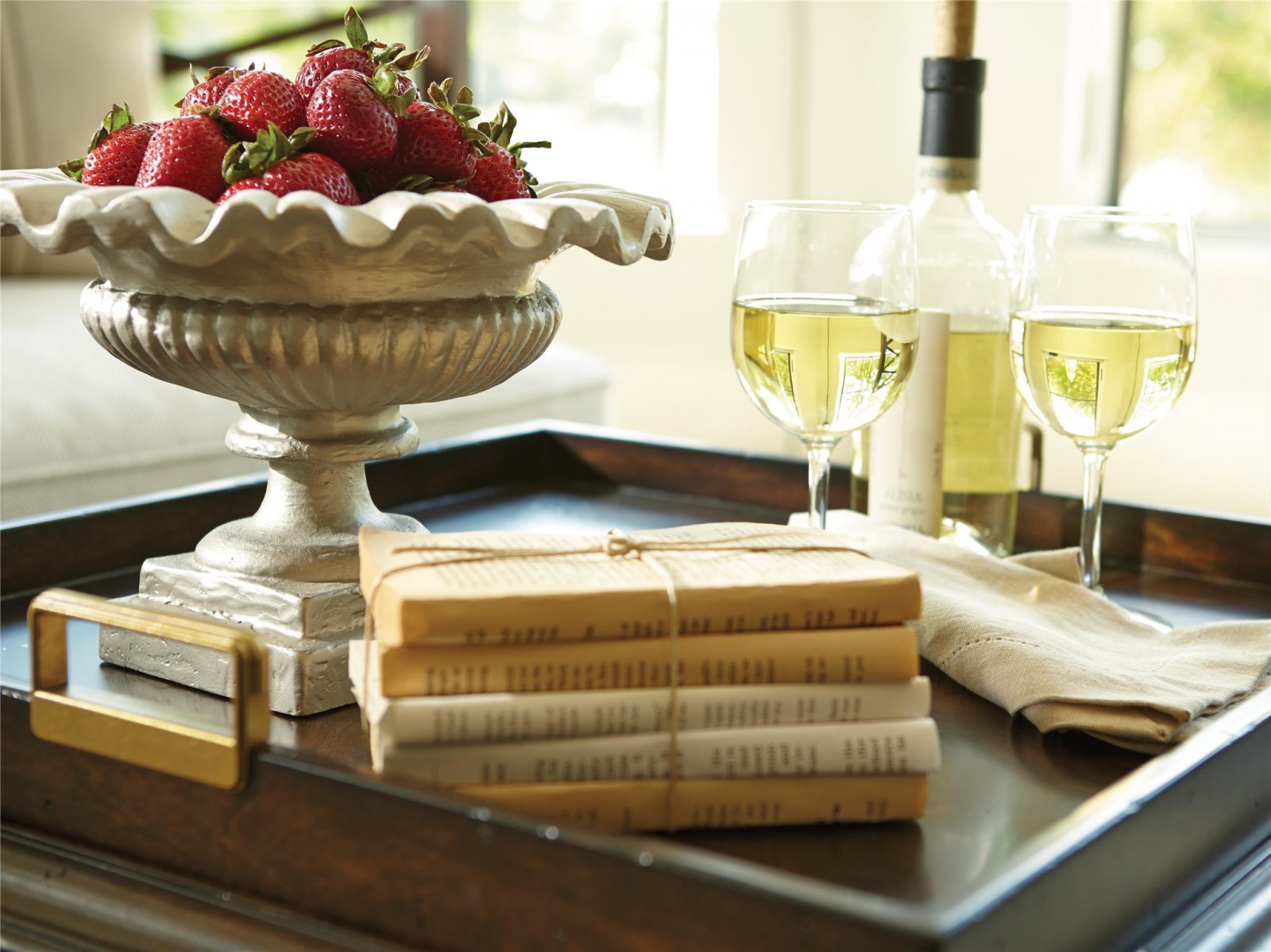 Столик коктейльный с подносом