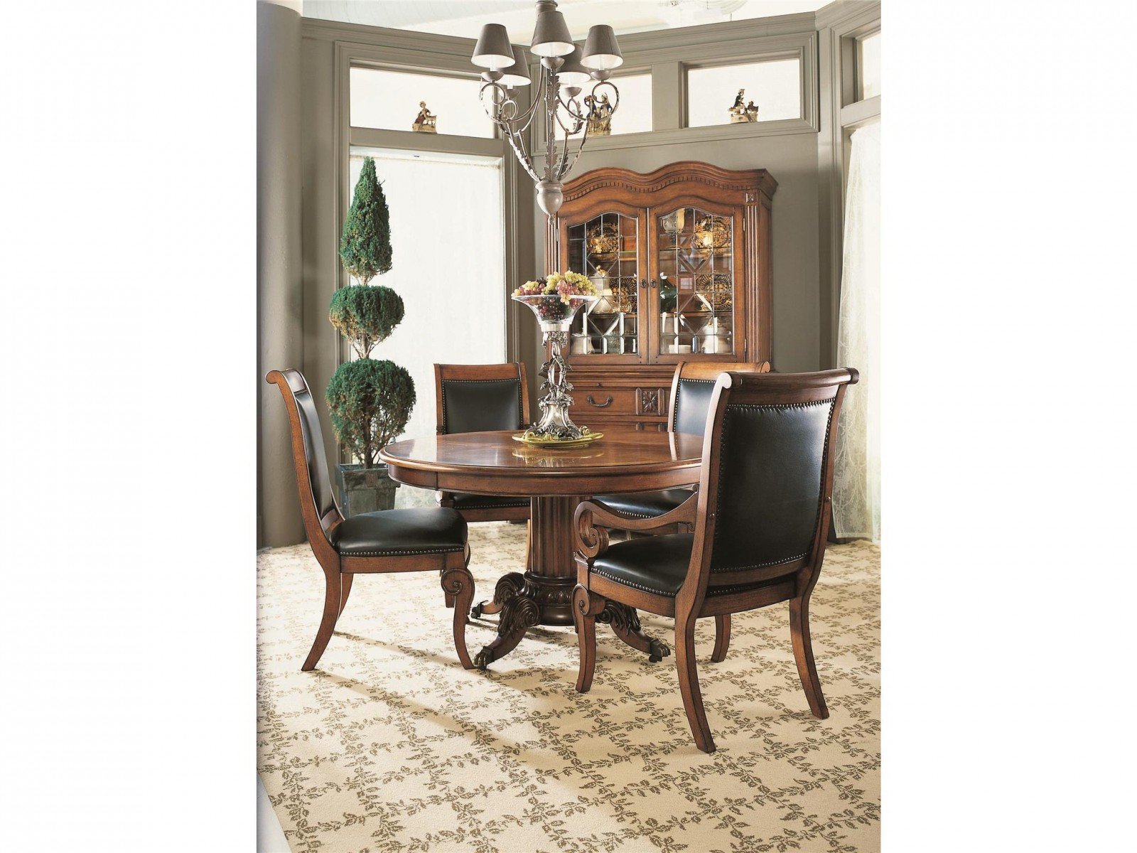 Стул с подлокотниками Raylen Vineyards