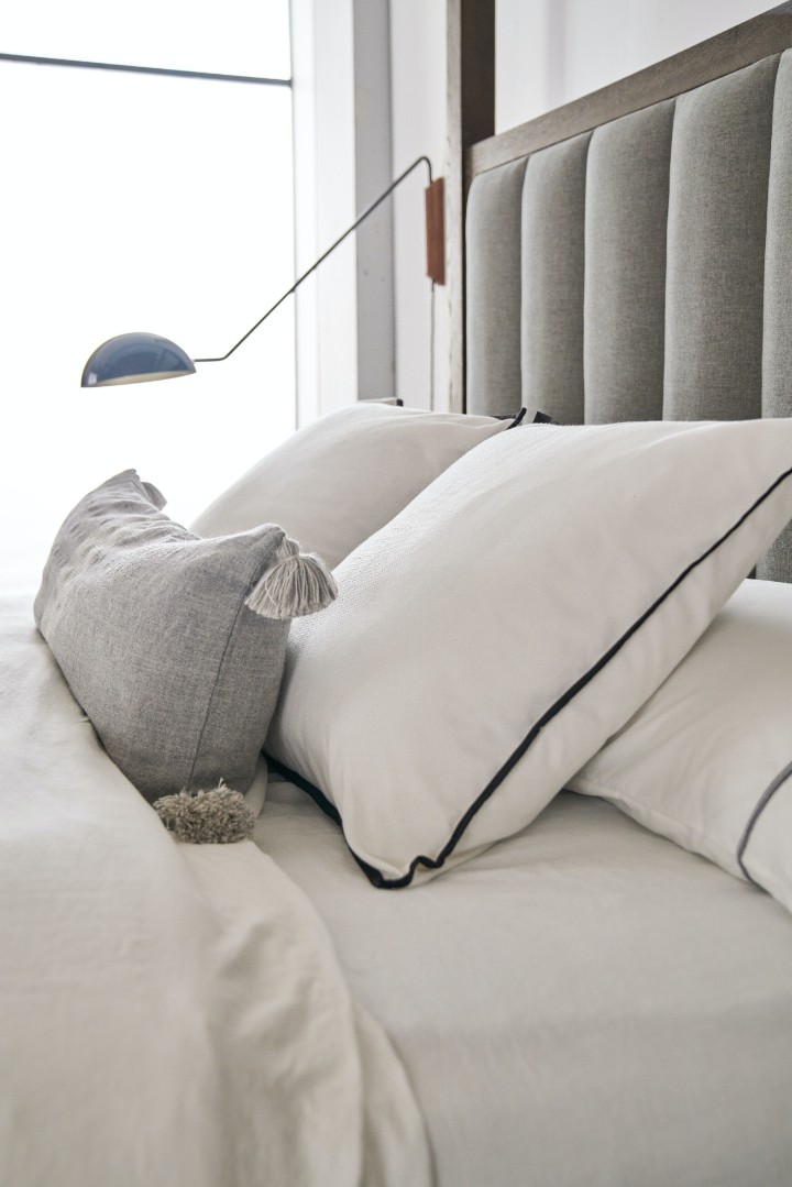 Кровать Miramar Aventura Jackson Queen Poster Bed w-Tall Posts & Canopy