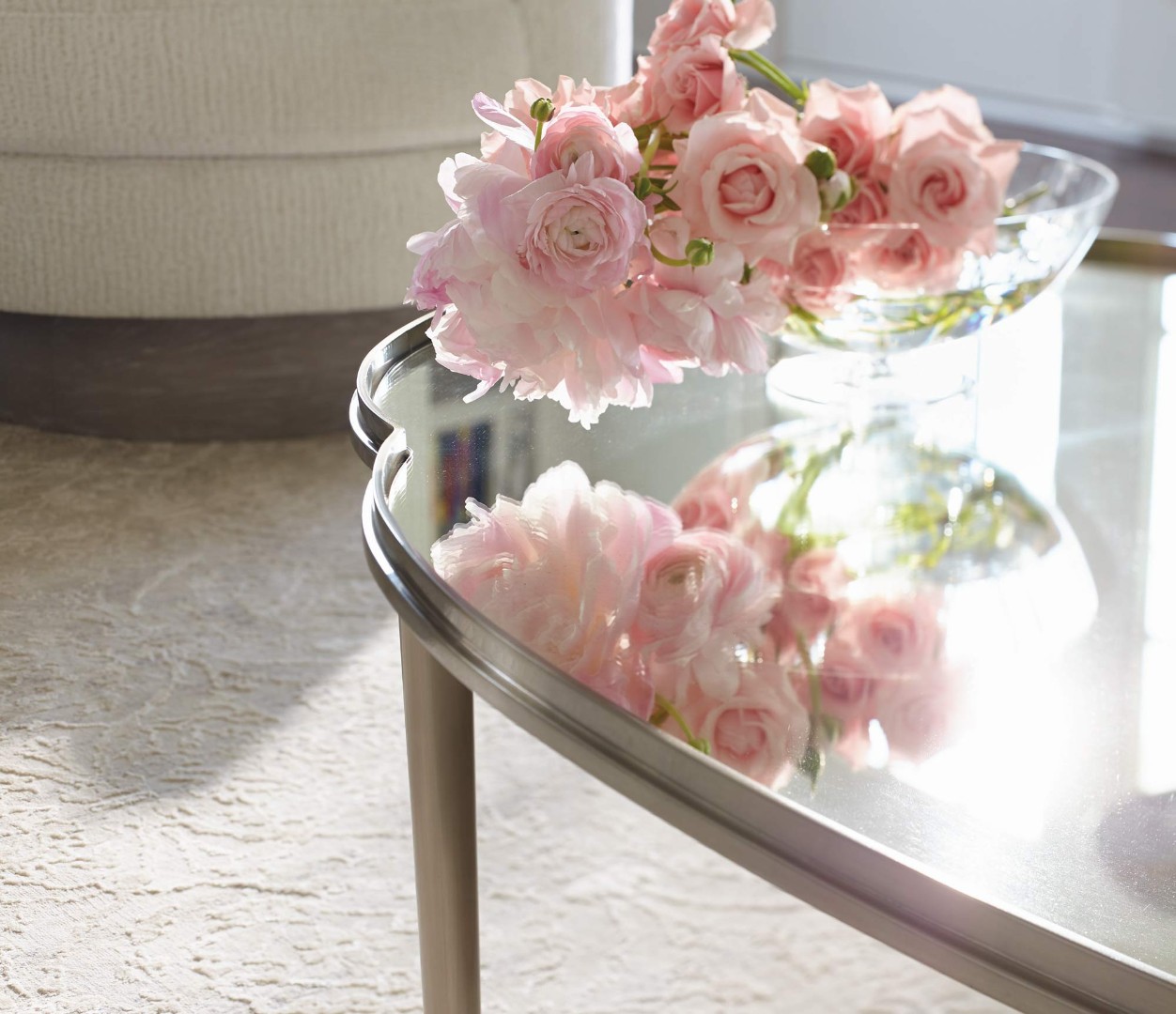 Столик коктейльный Allure Metal Oval Cocktail Table