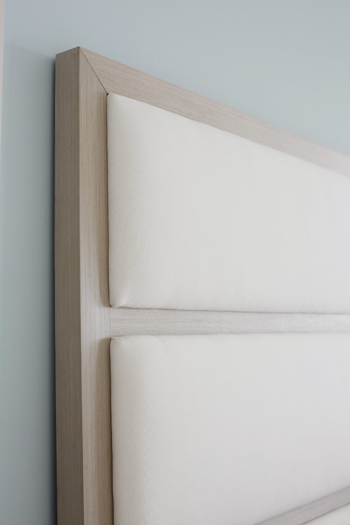 Кровать Axiom Upholstered Panel Bed Cal King