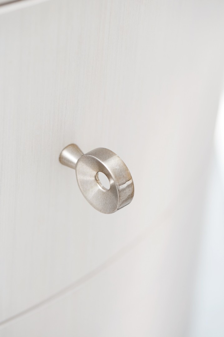 Стол придиванный Axiom Round Chairside Table