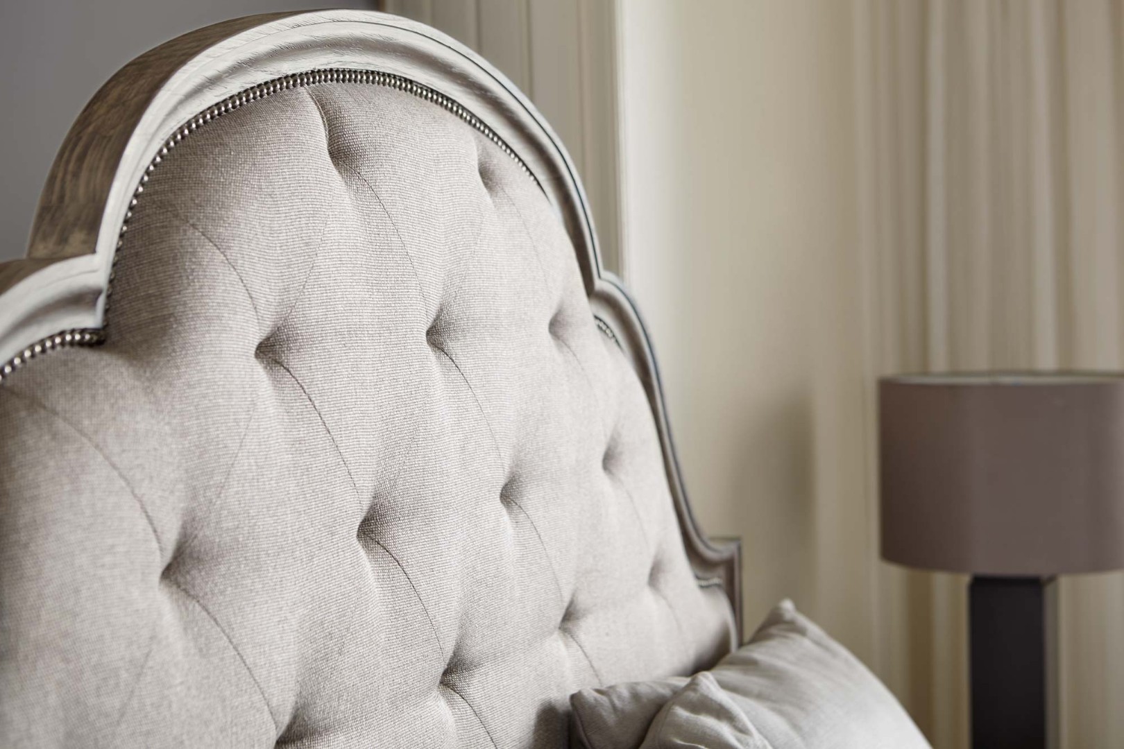 Кровать Canyon Ridge Upholstered Tufted Bed Queen