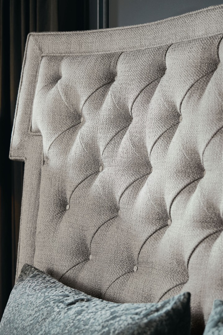 Кровать Domaine Blanc Upholstered Bed Queen