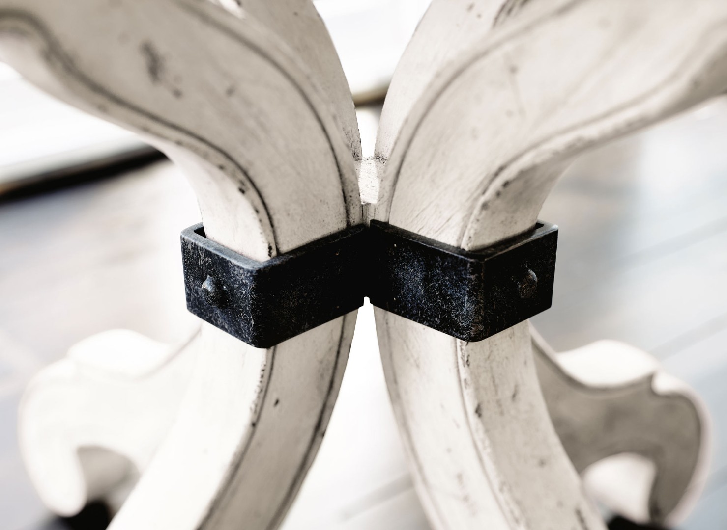 Стол придиванный Mirabelle Round Side Table